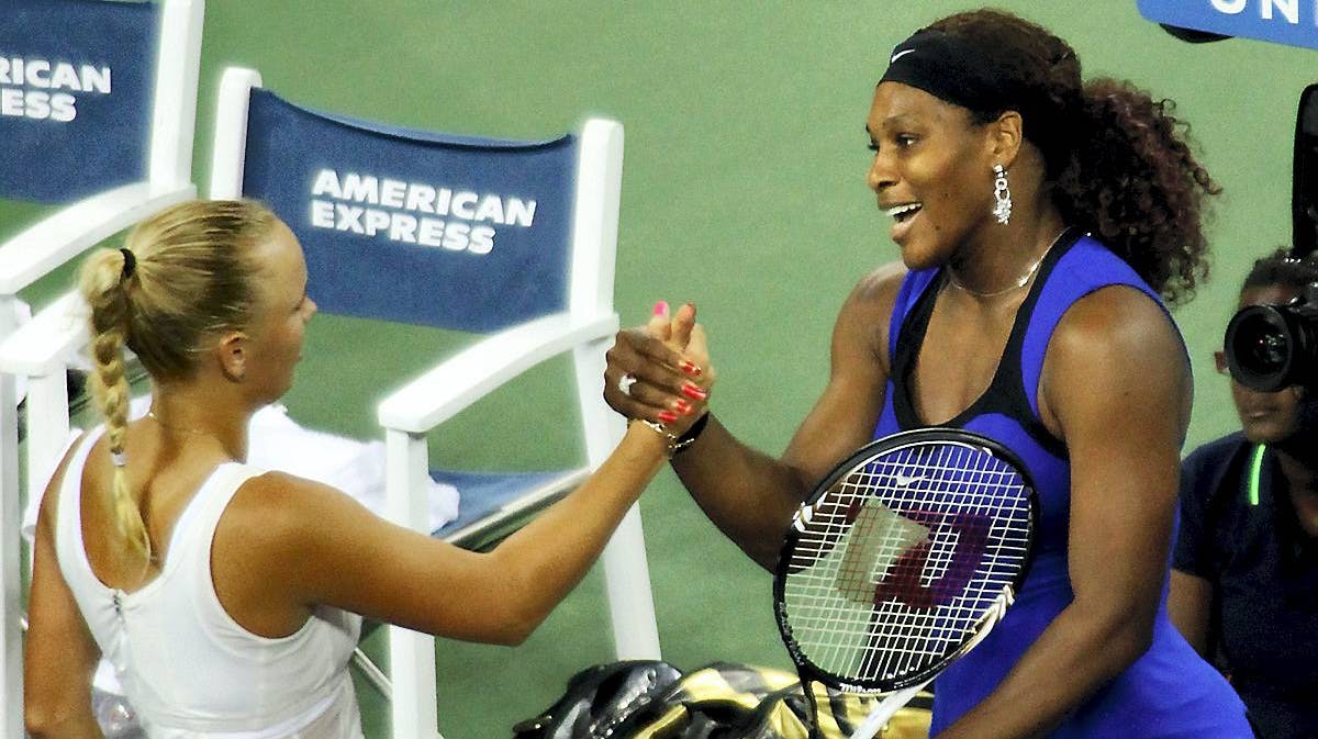 Caroline Wozniacki og Serena Williams ved en kamp i 2011.