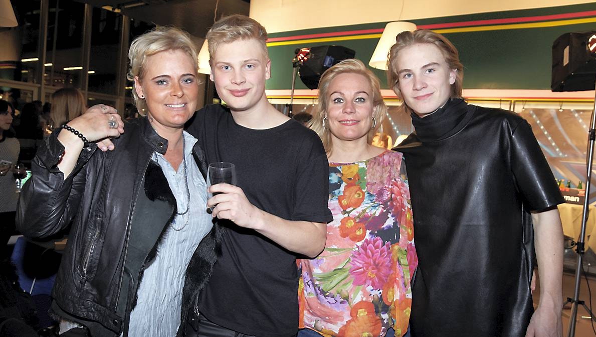 Citybois alias Anthon og Thor med mødrene Marianne og Ulla, der trofast har støttet sønnerne og været med i studiet til ?X Factor?