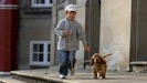 Prins Felix i fuld galop med hunden Winston