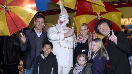 Fest og farver omgav Tina Lund og Allan Nielsen, som fik et hjerteligt velkommen af Pjerrot