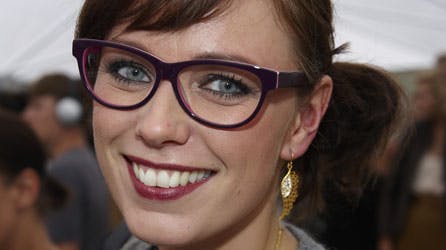 TV-værtinden pynter sin krop med tatoveringer.