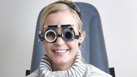 Tina Lund i stolen inden operationen.