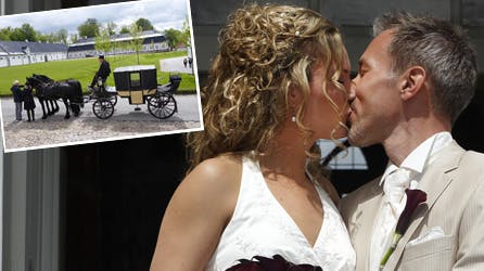 Tine Rasmussen og Martin Baun kysser hinanden efter vielsen i Fredensborg slotskirke.