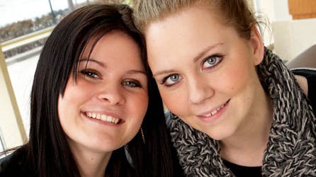 Tine og Anna er blevet uadskillige veninder.