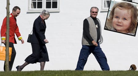 Det er en gave! Det er en gave! Isabella fik besøg af dronning Margrethe og prins Henrik på sin fødselsdag.