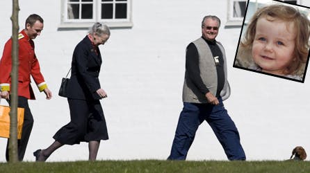 Det er en gave! Det er en gave! Isabella fik besøg af dronning Margrethe og prins Henrik på sin fødselsdag.
