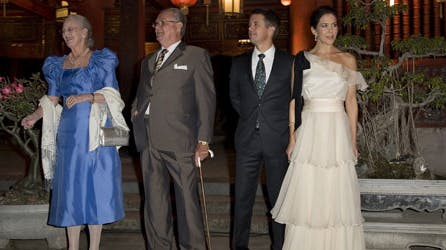 Kongeligt firkløver på række. Margrethe har ofte haft sin enkle, flotte blå kjole på, mens Mary viste en ny frem til returmiddag