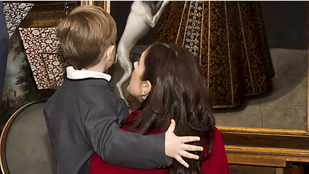 Kronprinsesse Mary er her gået i knæ for at komme helt tæt ind til sin femårige søn, prins Christian.