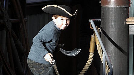 Prins Christian levede sig rigtigt ind i rollen som dødsensfarlig pirat.
