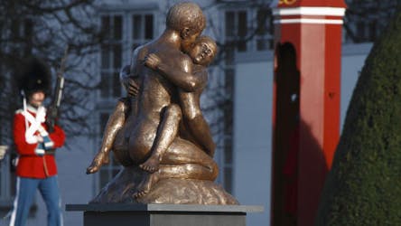 "Kysset" skal fremover stå i slotsparken i Fredensborg