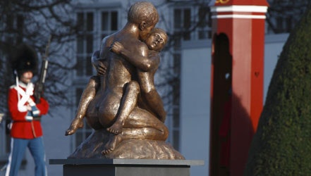 "Kysset" skal fremover stå i slotsparken i Fredensborg