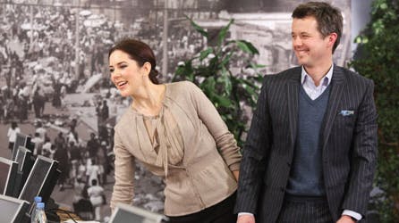 Mary og Frederik var klar til et humør-indspark hos de mange kendte bag telefonerne i callcenteret