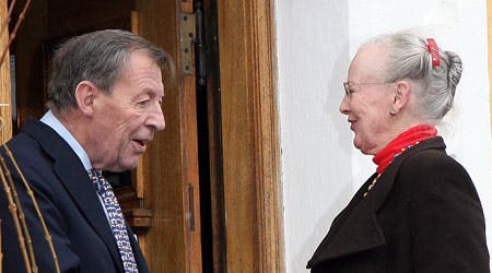 Majestæten havde en blød pakke med til fødselaren.