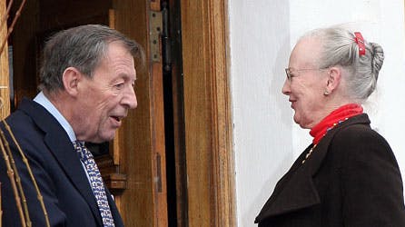 Majestæten havde en blød pakke med til fødselaren.