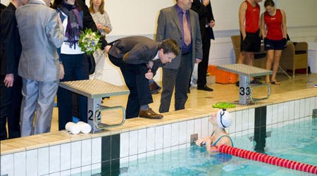 Både Frederik og Mary fik sig en snak med svømmere og livreddere i Århus Stadion
