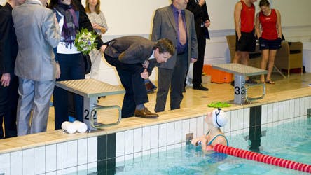 Både Frederik og Mary fik sig en snak med svømmere og livreddere i Århus Stadion