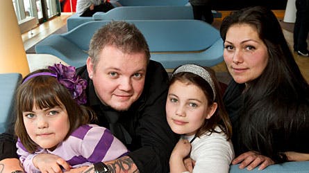 Christina og Christian med døtrene Isabella og Stephanie fra program-serien "Årgang 0".