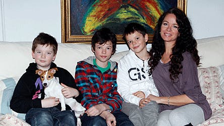 Tina Elhauge sammen med Ludwig, Oscar og Christian, samt hunden Freddy.