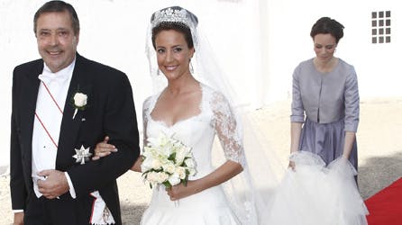 Agnete Arnø hjælper prinsesse Marie ved dennes bryllup med prins Joachim.