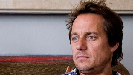 Sorgen står malet i ansigtet på en dybt berørt Alexander Kølpin. Han er gudbarn af Erik Brandt og bar Margit Brandts kiste til graven på Hellerup Kirkegård.