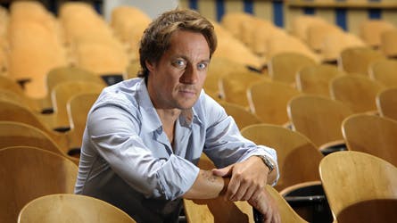 Bellevue Teatret må i år markedsføre sin traditionsrige Sommerballet uden hjælp fra dens opfinder Alexander Kølpin, der i 18 år har stået i spidsen for det populære balletprogram. I år indtager Dansk Danseteater scenen med fire Tim Rushton-koreografier.