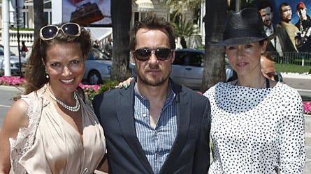 Alexander Kølpin og Sarah Zobel Kølpin i Cannes. Her ses de sammen med modellen Maja Ottesen.