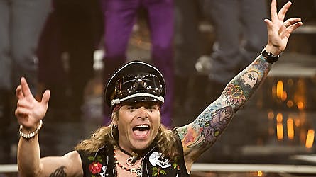 Med ægte rock'n'roller attitude indtager Mike Tramp scenen.