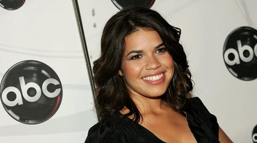 Forsikringsselskabet Lloyd?s of London har forsikret America Ferreras smil for 10 millioner dollars. Her ses hun uden Betty Suarez? berømte togskinner.