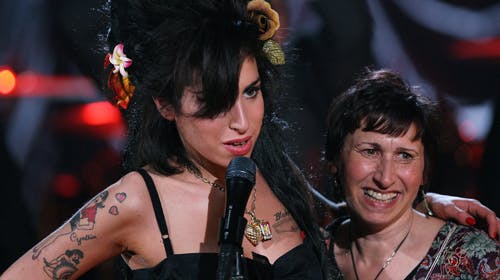 Amy Winehouse, med sin mor under armen, havde klare øjne efter et vellykket afvænningsophold, da hun optrådte via satellit til den amerikanske Grammy-uddeling tidligere i år.