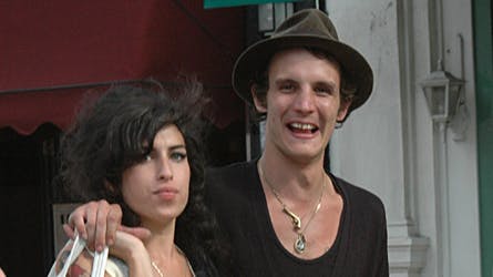 Amy Winehouse får ikke sin mand hjem foreløbig. Blake Fielder-Civil er blevet idømt 27 måneders fængsel for et overfald begået i 2006.