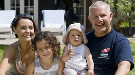 Anders Bircow og resten af familien fotograferet ved deres sommerhus, som nu er til salg.