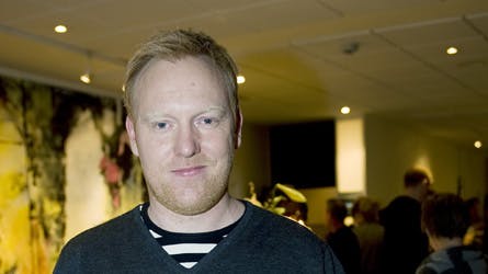 Anders Breinholt vil ikke vise sin mave på TV. Derfor har han bedt om, at producerne skal huske ham på at rette sig op.