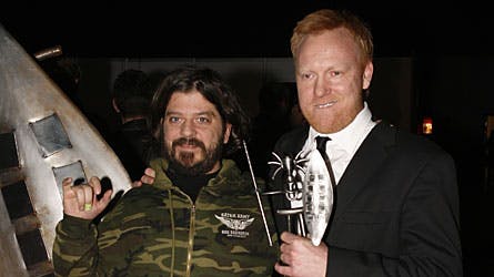 Anders Lund Madsen og Anders Breinholt viser stolt deres Zulu Award for bedste radioprogram.