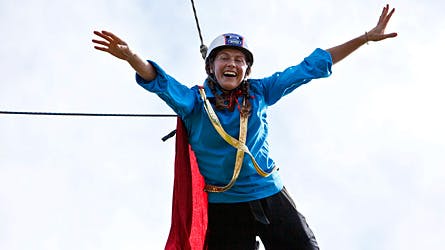 Andrea Elisabeth Rudolph som kanonkugle. Thomas Bo Larsen udsætter sine venner for lidt af hvert i den første udsendelse.
