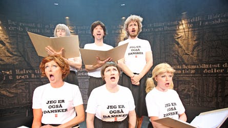 Det Kongelige Teaters revy kan varmt anbefales. Særligt de musikalske indslag tager kegler, og hele holdet fighter sejren hjem.