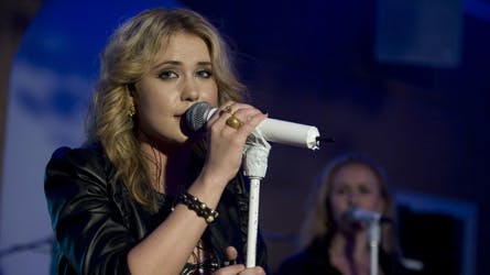 Anna David har selv været medforfatter og medproducent på sin nye plade ?Tættere på?. Det var ifølge flere anmeldere et klogt træk.