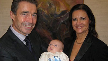 Anders Fogh og Anne-Mette Rasmussen, to glade bedsteforældre, viser lille Marcus frem.