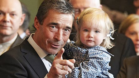 En mere stolt morfar skal man vist lede længe efter. Anders Fogh Rasmussen med lille Martha på armen.