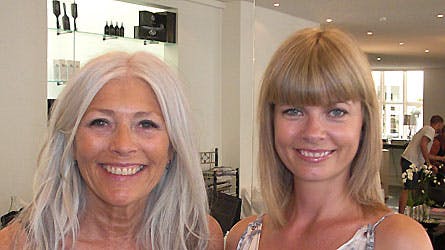 Gun-Britt Zeller med Benedicte Balling viser det endelige resultat.