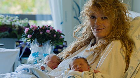 Bettina Aller med sine tvillinger på fødestuen