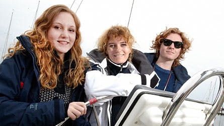 Bettina Aller om bord på Lady Emily med sine to ældste børn Emily og Christopher.