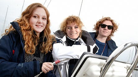 Bettina Aller om bord på Lady Emily med sine to ældste børn Emily og Christopher.