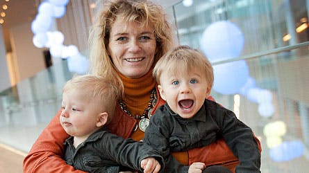 Bettina Aller med sine to tvillingerne Marco og Louis