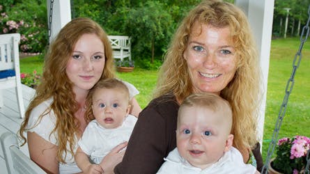 Bettina Aller med datteren Emily, tvillingerne Marco og Louis samt manden Jean Gabriel Leynaud.