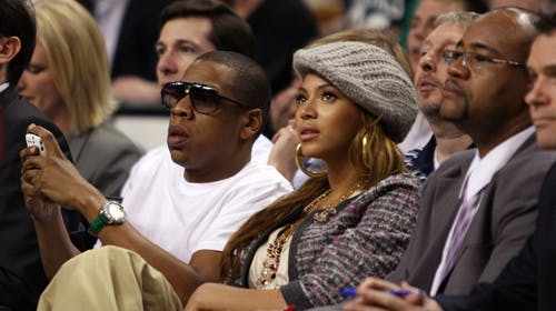 Er Beyonce gravid? Der er meget, der tyder på det. Sangerindens veninder bekræfter, at Beyonce snart skal være mor for første gang. Her ses parret court side til en basketball-kamp i Boston den 14. maj. Det er stort set den eneste type begivenhed, hvor fo