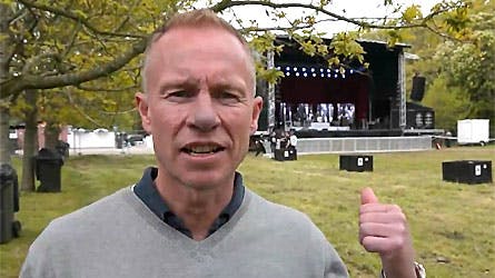 BILLED-BLADETs journalist Henrik Salling forsøger at overdøve Kim Larsen, der på scenen bag ved ham, laver lydprøver til aftenens store koncert i Møgeltønder.