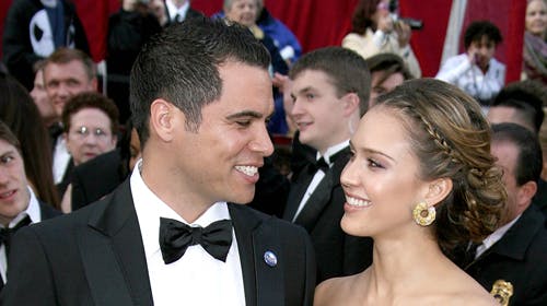 Jessica Alba og Cash Warren mødte hinanden under optagelserne til filmen De fantastiske fire. Jessica spillede Susan Storm, og Cash var instruktør-assistent.