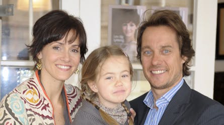 Alexander Kølpin har købt den 457-kvadratmeter store luksusvilla, som han og resten af familien har boet i i tre år, af sin far. Sarah og Alexander ses her med datteren Roberta. De har også sønnen Vincent.