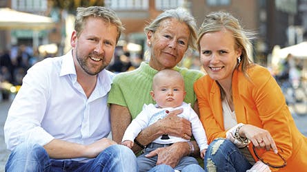 Vibeke og Russell med deres lille datter, Alice, og den nybagte mormor, Karen Brask Thomsen. Inden brylluppet i Danmark skal de vies borgerligt i Monaco.