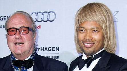 Alpha Diallo Cruise med Rigmor Zobels forsvundne paryk ved DANSK Fashion Awards. Til venstre ses Erik Brandt.